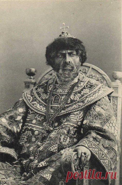 На фото ОН в образе Сусанина, Годунова и Мефистофеля. Догадались, кто? Пишите в комментариях!