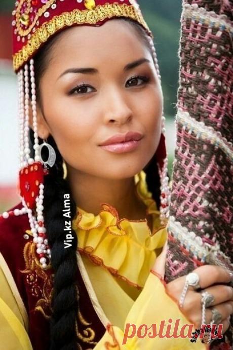 8 Лучших продуктов для красоты

1. Чистая кожа

По мнению ученых, тыквенные семечки – отличное средство профилактики прыщей. С этим заключением согласен и диетолог Эстер Блум, автор книги «Ешь, пей и хорошей». Тыквенные семечки содержат в себе цинк, который известен своим положительным эффектом при лечении угревой сыпи и прыщей. По заключению ученых, проводивших исследование для «Журнала Американской академии дерматологов», именно нехватка в организме цинка приводит к угре...