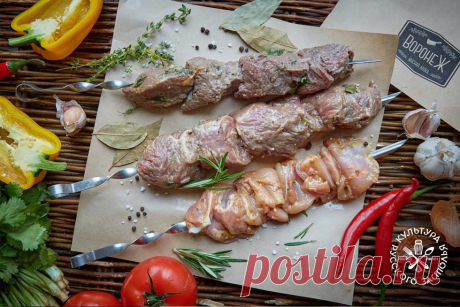 Рецепт шашлыка № 12 от Андрея Мраморного, шеф-повара ресторана "Мясная лавка "Воронеж" | Культура русского застолья Говяжий шашлык в чайном маринаде Шеф-повар - Андрей Мраморнов Ресторан - Мясная лавка "Воронеж" Ингредиенты 1 кг - Говяжья шея/чак ролл 300 гр - Лук 2 гр - Перец чёрный молотый