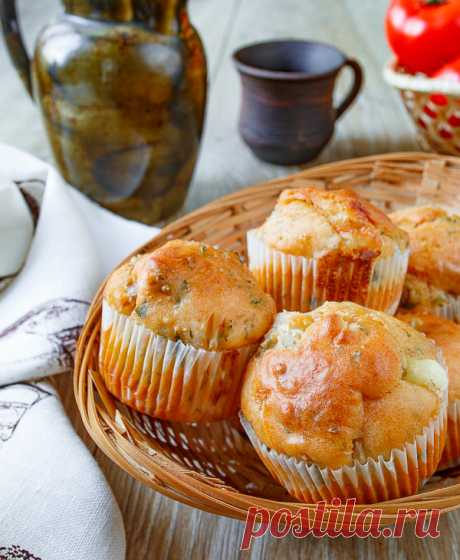 Несладкие маффины с курицей и фетой на Вкусном Блоге Если вы привыкли есть супы с хлебом, попробуйте заменить его на эти маффины. Сытные и насыщенные по вкусу, они станут отличным дополнением к первым блюдам. Ну и просто с чаем или кофе их вкусно есть – особенно подогретыми. Как и все маффины, эти готовятся максимально просто и быстро. Самое долгое…