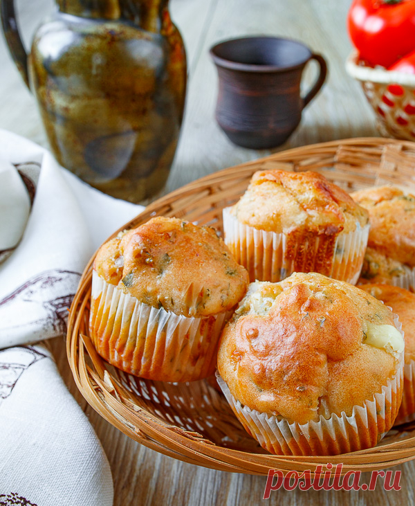 Несладкие маффины с курицей и фетой на Вкусном Блоге Если вы привыкли есть супы с хлебом, попробуйте заменить его на эти маффины. Сытные и насыщенные по вкусу, они станут отличным дополнением к первым блюдам. Ну и просто с чаем или кофе их вкусно есть – особенно подогретыми. Как и все маффины, эти готовятся максимально просто и быстро. Самое долгое…