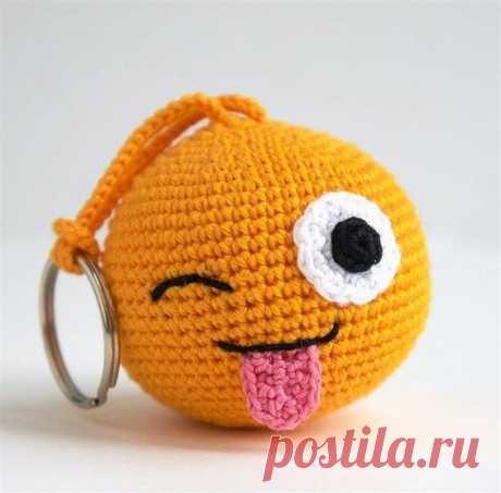 A ideia de hoje é para você que goste de chaveirinhos de crochê. O crochê é um artesanato que nunca sai de moda e muito fácil de ser produzido.