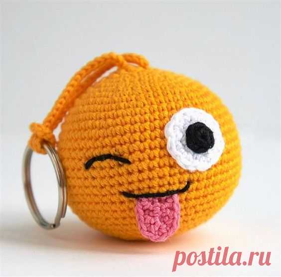 A ideia de hoje é para você que goste de chaveirinhos de crochê. O crochê é um artesanato que nunca sai de moda e muito fácil de ser produzido.