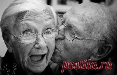 Говорил старухе дед: -
"Помнишь, бабка, в 20 лет
Как ты прыгала козою,
Увидавши мой букет?"
Отвечала бабка деду: -
"Что козёл ты, спору нет.
Свой единственный букет
Помнишь восемьдесят лет!"