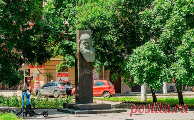 Одесситы отказались переименовать площадь Толстого в честь Мойхер-Сфорима. Площадь расположена в исторической части Одессы, на ней находится памятник Толстому. Ее предлагали назвать в честь еврейского писателя Менделе Мойхер-Сфорима