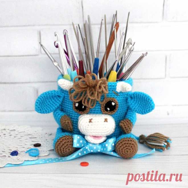 PDF Бычок Помогай-ка крючком. FREE crochet pattern; Аmigurumi animal patterns. Амигуруми схемы и описания на русском. Вязаные игрушки и поделки своими руками #amimore - карандашница, органайзер, корова, коровка, телёнок, бык, бычок.