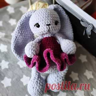 Зайка Соня амигуруми. Схемы и описания для вязания игрушек крючком! Бесплатный мастер-класс от Александры @sintoys по вязанию плюшевой зайки по имени Соня. Высота вязаной крючком игрушки примерно 30 см без учёта ушек…
