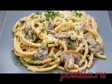 ПАСТА С ГРИБАМИ в сливочном соусе. РЕЦЕПТ вкусных спагетти ИНГРЕДИЕНТЫ:спагетти - 220 гр.грибы шампиньоны - 300 гр.сливки (20 %)- 250 мллук - 1 шт.чеснок - 2 зубчикасливочное масло - 30 гр.растительное масло - 2 ст.л.соль - по вкусуперец чёрный молотый - по вкусубазилик сушёный - 1 ч.л.пармезан - 50 гр.петрушка свежая - для украшения