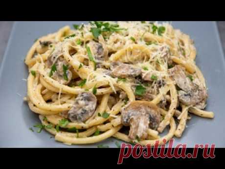 ПАСТА С ГРИБАМИ в сливочном соусе. РЕЦЕПТ вкусных спагетти ИНГРЕДИЕНТЫ:спагетти - 220 гр.грибы шампиньоны - 300 гр.сливки (20 %)- 250 мллук - 1 шт.чеснок - 2 зубчикасливочное масло - 30 гр.растительное масло - 2 ст.л.соль - по вкусуперец чёрный молотый - по вкусубазилик сушёный - 1 ч.л.пармезан - 50 гр.петрушка свежая - для украшения