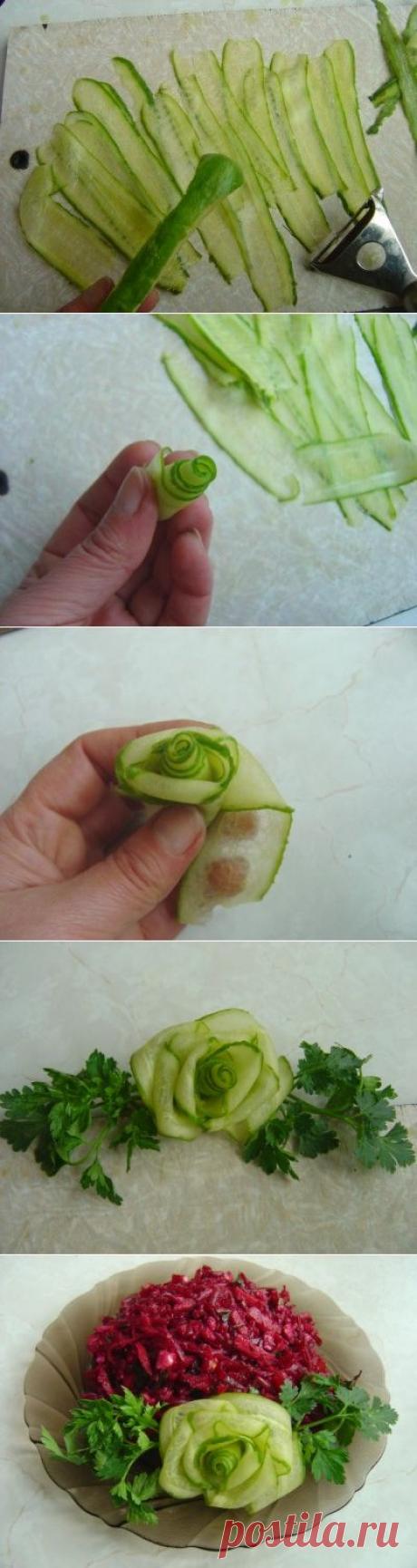 РОЗА ИЗ СВЕЖЕГО ОГУРЦА ! **Фото -МК пошаговый. *Слайсы с 2-х сторон, центр огурца не нужен. Скрути лепестки, смажь раст/маслом. *Листочки -из огуречной кожуры, или зелень петрушки. *Красота!
