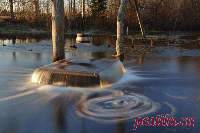 Ведьмин колодец в Эстонии Ведьмин колодец - с виду обычный колодец, но раз в год он превращается в гейзер, извергая из себя огромное количество воды. Напор исходящей воды иногда доходит до 100 литров в секунду. Местные сторожи…
