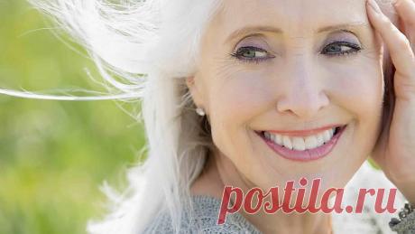 Макияж после 50, который молодит.
Фразу “макияж для 50 летних женщин” ещё недавно просто б не поняли. В ранг старых попадали 40-летние люди! А в 55, с выходом на пенсию — уже внуки, валенки да праздничный салат на Новый год. Но жен…