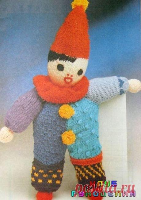 ПЕТРУШКА В УЗОРНОМ НАРЯДЕ СПИЦЫ - Клуб рукоделия Размер:  45 см. Материалы: пряжа «Claire» (50% хлопка, 50% полиакрила; 100 м/ 50 г) - по 50 г темно-синей, синей, голубой, бирюзовой, розовой, остатки крас