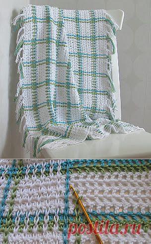 Как украсить вязаное полотно крючком.