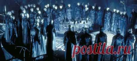 Убийцу, не помнящего своего имени и прошлого, преследует полицейский инспектор Фрэнк Бастед. Его ищет жена Эмма, за ним охотятся чужаки, а он по обрывкам воспоминаний пытается разобраться в том, что происходит.