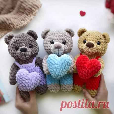PDF Мишка с сердечком крючком. FREE crochet pattern; Аmigurumi animal patterns. Амигуруми схемы и описания на русском. Вязаные игрушки и поделки своими руками #amimore - плюшевый медведь с сердечком, медвежонок к 14 февраля, мишка ко дню Святого Валентина из плюшевой пряжи.