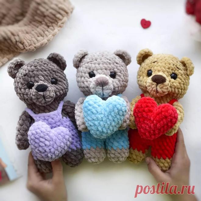 PDF Мишка с сердечком крючком. FREE crochet pattern; Аmigurumi animal patterns. Амигуруми схемы и описания на русском. Вязаные игрушки и поделки своими руками #amimore - плюшевый медведь с сердечком, медвежонок к 14 февраля, мишка ко дню Святого Валентина из плюшевой пряжи.