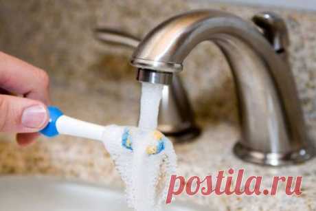 Простые и гениальные хитрости для уборки дома

 Очищаем самые грязные предметы в ванной

Старая шторка для ванной будет выглядеть, как из магазина, если все грязные участки и даже места с желтизной и плесенью промыть раствором, состоящим в равных частях из перекиси водорода и воды.

Чтобы очистить зубные щетки от микробов, замачиваем их на час в уксусе. Затем хорошо моем под проточной водой.

Мочалки замачиваем на час в горячей воде и уксусе в пропорции 1:1. Затем хорошо п...