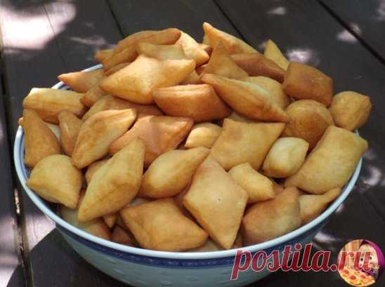 Казахские баурсаки.
500 мл. молока
2 ст. л. сметаны
30 гр. сливочного масла
200 мл. подсолнечного масла
2 ст. л. сахара
1 ч. л. соли
10 гр. дрожжей
1 кг. муки
Описание
Очень вкусные, сытные, пышные баурсаки - ни один дастархан у казахов не обходится без них.
Причём у каждой хозяйки свой фирменный рецепт.
Способ приготовления
1.В стакан наливаем 1/3 воды, добавить немного сахара, добавить дрожжи, накрыть блюдцем. Дрожжи должны подняться шапкой.
2.Замесить тесто, добавляя все ингредиенты и дрожжи.