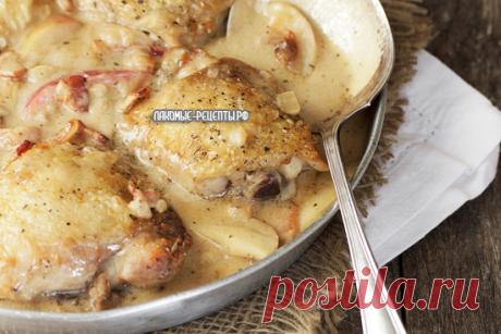 Легкий рецепт курицы с яблоками и беконом по-деревенски