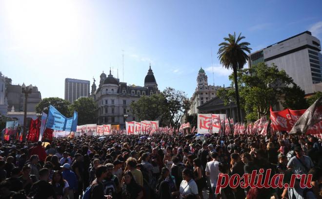 Милей заявил об отсутствии «плана Б» на фоне протестов. Президент Аргентины считает, что, несмотря на протесты и забастовки, конгресс одобрит его реформы. Милей заявил, что не отступит от предвыборных обещаний и не может позволить себе «такую роскошь», как чувства и эмоции
