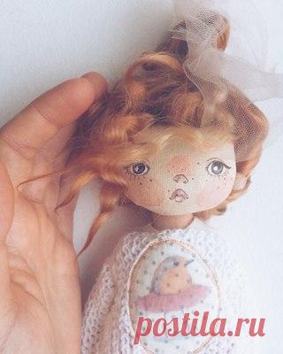 Куколка текстильная, сшита из хлопка, наполнитель - синтепух. Ростик 18 см. Волосы - козочка, мягкие, приятные на ощупь, цвет - рыжий. Одежда (платьице, с аппликацией; штанишки; туфельки, под замшу - не снимаются; свитер, с открытой спинкой - съёмный). Куколка самостоятельно стоит. ИЩЕТ ДОМ #кукла#интерьернаякукла#текстильнаякукла#процессы#рабочиемоменты#подарок#оригинальныйподарок#рыжуля#рыжик#рыжая#осень#шапка#вязанаяшапка#кардиган#кофта#вязание#октябрь#кукленыш#куколка#...