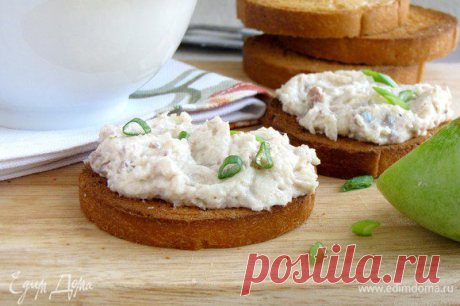 Форшмак. Ингредиенты: сливочное масло, лук зеленый, лимонный сок