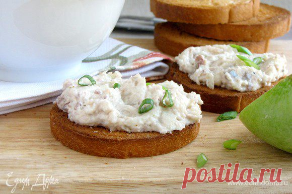 Форшмак. Ингредиенты: сливочное масло, лук зеленый, лимонный сок