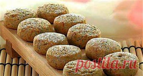 МОРКОВНЫЕ ПРЯНИКИ.
2 стакана жмыха моркови, 1,5 стакана растительного масла, 0,5 стакана воды, соль, сахар по вкусу.

Из хорошо промытой и почищенной моркови выжать сок. Моркови нужно взять столько, сколько необходимо для получения нужного количества жмыха. Масло, жмых, воду, соль, сахар смешать, добавить муку и замесить эластичное тесто. Раскатать пласт толщиной 1–1,5 см, вырезать из него формочками пряники, уложить их на сухой противень и выпекать 10 минут.