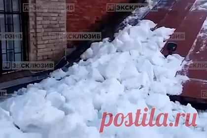 Рабочие в Петербурге решили бороться со снегом прыжками и попали на видео. В Санкт-Петербурге промышленные альпинисты выбрали необычный способ очистки крыш от снега. Рабочие решили прыгать на кровле одного из корпусов Санкт-Петербургского политехнического университета, чтобы сбить осадки с поверхности здания. Пользователи соцсетей назвали метод уборки рискованным и предложили альтернативы.