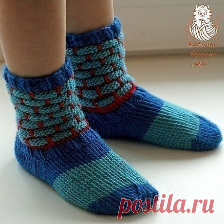 Детские носки спицами. Детские носки спицами.
Детские носки связаны спицами из теплой и мягкой пряжи. Оригинальный узор с вытянутыми петлями делает их нарядными и необычными.
Размер: на 2,5 - 3 года (длина стопы 14 - 14,5 см)
Материалы и инструменты:
пряжа Alize Baby Wool (40% шерсть, 20% бамбук, 40% акрил, 175 м / 50 г) трех цветов - синего, красного и голубого
чулочные спицы №1 - 1,5
Наберите на 4 спицы 48 петель синей пряжей и свяжите 10 рядов резинкой 2х2. Обрежьте...