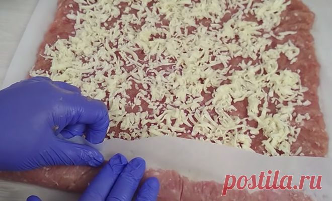 Высыпаем тесто в фарш и просто заворачиваем