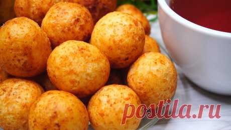 Творожные Штучки к чаю За считанные минуты, целая гора вкусняшек! Творожные штучки к чаю со сгущенкой. Нежные, воздушные и очень вкусные. Можно подать даже к воскресному завтраку, так как готовятся они моментально.