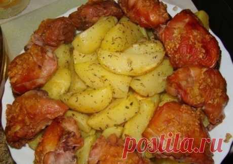 Курочка "Объедение"

Название рецепта очень точно совпадает с приготовленным блюдом. Делается все настолько просто, что результат ошеломляет.

Понадобится:
-куриные части
-1 ст. л. сахара
-1 ст. л. соли
-1 ст. горячей воды
-2-3 зубчика чеснока

Приготовление:
1. Куриные части промыть и уложить на сухой противень.
2. Смешать сахар и соль в маленькой кастрюльке. Нагревать на сильном огне до тех пор пока сахар не расплавится. Как только смесь потемнеет снять с огня, залить ст...