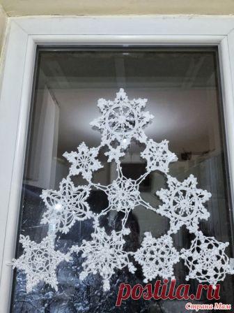 . Елочка из снежинок крючком. И схемы Сто лет не вязала Но так захотелось создать немного новогоднего волшебства Поэтому нашла немного времени и создала елочку для нашего окна на кухне  Нитки белые, фирму не знаю Крючок №2