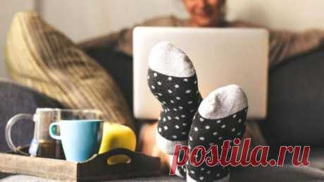 АВТОР ФОТО,GETTY IMAGES Пандемия коронавируса заставила большинство из нас сидеть дома - внезапно появился официальный повод наслаждаться бездельем и не испытывать никаких угрызений совести по этому поводу. Казалось бы, что может быть лучше? Но нам это почему-то не очень понравилось. Вам, возможно,