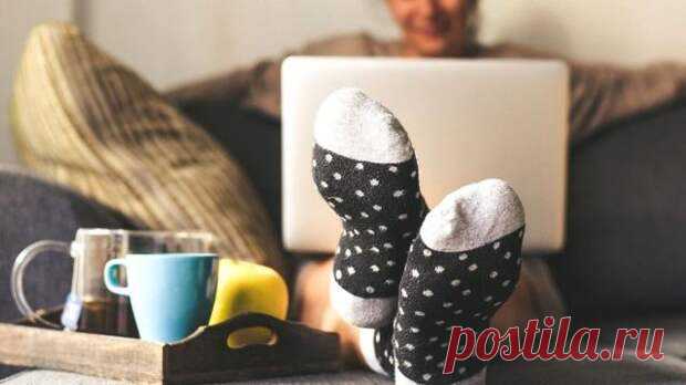 АВТОР ФОТО,GETTY IMAGES Пандемия коронавируса заставила большинство из нас сидеть дома - внезапно появился официальный повод наслаждаться бездельем и не испытывать никаких угрызений совести по этому поводу. Казалось бы, что может быть лучше? Но нам это почему-то не очень понравилось. Вам, возможно,