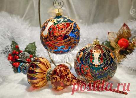 Коллекционный набор стеклянных елочных игрушек с витражной росписью "Райский сад". Два стеклянных елочных шара диаметром 100 мм и стеклянная елочная верхушка высотой 250 мм. Набор сделан на заказ.В основе идеи работы - картина Люды Реммер "Птица Сирин"