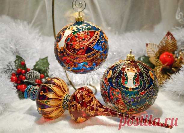Коллекционный набор стеклянных елочных игрушек с витражной росписью 