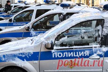 Предполагаемым убийцей трех человек в Подмосковье оказался 14-летний подросток. В Подмосковье полицейские задержали 14-летнего подростка по подозрению в убийстве трех человек в квартире в Луховицах. Его доставили в отдел полиции, сейчас с ним работают правоохранители. По данным следствия, вечером 25 ноября он убил двух мужчин и женщину из-за конфликта во время распития алкоголя.