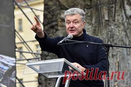 Порошенко обвинил власти Украины в отвлечении внимания народа. Бывший президент Украины Петр Порошенко обвинил действующие власти страны в том, что они отвлекают внимание народа идеями о переименовании страны и переходе на латиницу. По его словам, украинские власти «дурачатся», продвигая «абсолютно маразматичные идеи», чтобы «прикрыть собственные схемы».