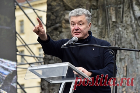 Порошенко обвинил власти Украины в отвлечении внимания народа. Бывший президент Украины Петр Порошенко обвинил действующие власти страны в том, что они отвлекают внимание народа идеями о переименовании страны и переходе на латиницу. По его словам, украинские власти «дурачатся», продвигая «абсолютно маразматичные идеи», чтобы «прикрыть собственные схемы».