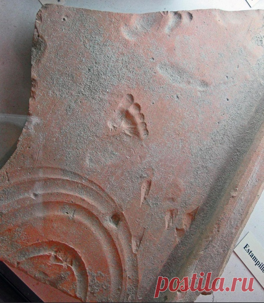 След малыша, жившего в Риме 2000 лет назад, оставленный на глиняной плитке.