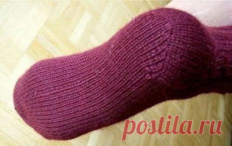 Как вязать пяточку "Сердечко"

Связав голенище носка желаемой высоты вяжем лицевой гладью петли с 1ой и 4ой спицы, при этом последнюю и первую петлю ряда провязываем всегда лицевой. 

Вяжем на два ряда меньше чем петель на спице.
 К примеру, если на спице 32п., то вяжем 30 рядов.

1) 31 ряд лицевой - провязываем на одну петлю больше чем половина количества петель на спице. 

Буду исходить опять таки из 32п. 
Значит вяжем 17п., затем делаем протяжку.
 Снимаем одну петлю не ...