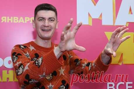 Комик Гудков отреагировал на заявление в Генпрокуратуру из-за клипа «Я узкий». Российский телеведущий и шоумен Александр Гудков отреагировал на заявление в Генпрокуратуру с просьбой возбудить против него уголовное дело за пародийный клип «Я узкий». Команда «Чикен Карри» выразила надежду на то, что решение о судьбе комика будут принимать с помощью игральных костей.