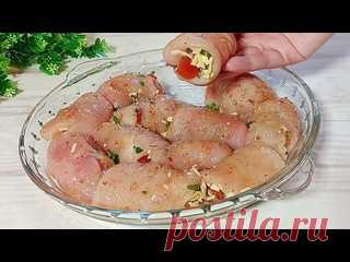 Очень Вкусные Куриные Рулетики с начинкой -пальчики оближешь! СОЧНО, ПРОСТО И ВКУСНО! Куриное филе - 2 шт.Соль - по вкусуЧёрный перец - по вкусуСухой чеснок- по вкусуСыр - 80 г Петрушка - пучокПомидор - 1 шт.Растительное маслоСметана - 2 ст.л.Горчица - 1 ч.л.