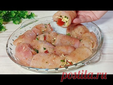 Очень Вкусные Куриные Рулетики с начинкой -пальчики оближешь! СОЧНО, ПРОСТО И ВКУСНО! Куриное филе - 2 шт.Соль - по вкусуЧёрный перец - по вкусуСухой чеснок- по вкусуСыр - 80 г Петрушка - пучокПомидор - 1 шт.Растительное маслоСметана - 2 ст.л.Горчица - 1 ч.л.