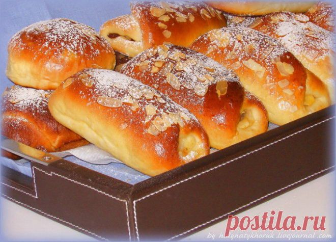 Пирожки с яблоками и изюмом.