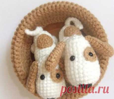 Маленькие собачки амигуруми 

Автор описания: Евгения Кокина 
Сокращения: 
СБН — столбик без накида 
ПР — прибавка 
УБ — убавка 

Голова: 
1: 6 СБН в кольцо амигуруми (6) 
2: ПР * 6 раз (12) 
3: (1 СБН, ПР) * 6 раз (18) 
4: (2 СБН, ПР) * 6 раз (24) 
5-8: (24 СБН) (24) 
9: (6 СБН, УБ) * 3 раза (21) 
10: (21 СБН) (21) 
11: (5 СБН, УБ) * 3 раза (18) 
12-14: (18 СБН) (18) 
15: (1 СБН, УБ) * 6 раз (12) 
Набиваем голову наполнителем. Нос прикрепляем, если он у вас с безопасным к...