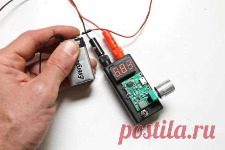 Портативный источник переменного тока Один из инструментов, который желательно иметь в комплекте любителя электроники, - это портативный источник питания. Стабилизатор напряжения и модуль зарядки, составляющие основу этой сборки, мастер использовал ранее в своих проектах. Эти комплектующие дешевый и достаточно надежны.Питание